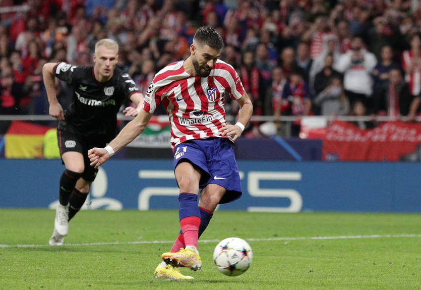 Атакуючий півзахисник Атлетіко попросив відпустити його до Барселони Атакуючий півзахисник Атлетіко попросив відпустити його до Барселони