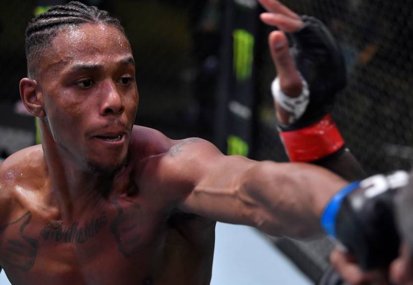Хилл победил Тейшейру, завоевав чемпионский пояс UFC