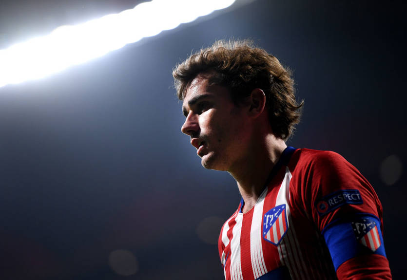 Гризманн осчастливил ребенка, завязав ему шнурки во время гимна ЛЧ