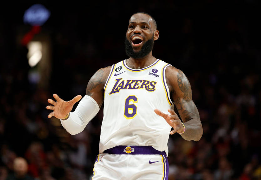 ЛеБрон Джеймс - первый игрок в истории НБА, набравший 40+ очков против всех клубов лиги