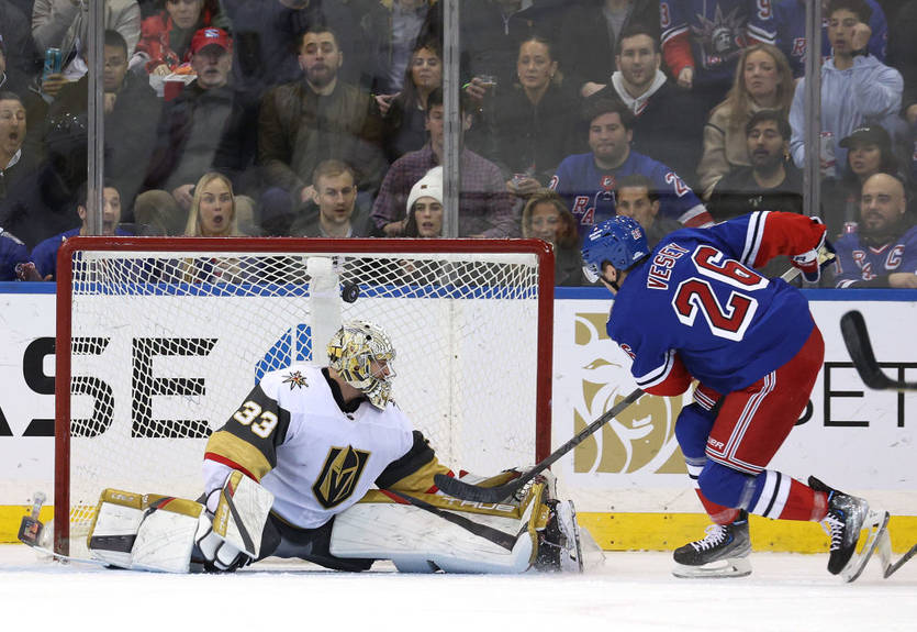 НХЛ: Рейнджерс победили Вегас, Торонто проиграл Оттаве