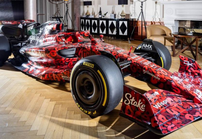 Відомий художник розмалював болід Альфа Ромео, який буде проданий для благодійності
