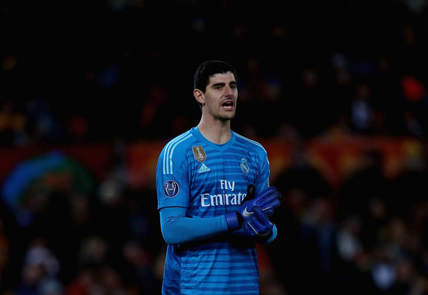 Куртуа получил мячом в лицо и довел одноклубников до слез