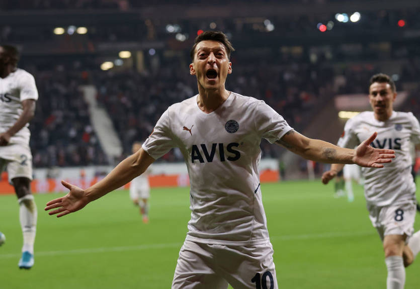 Озил намерен завершить карьеру