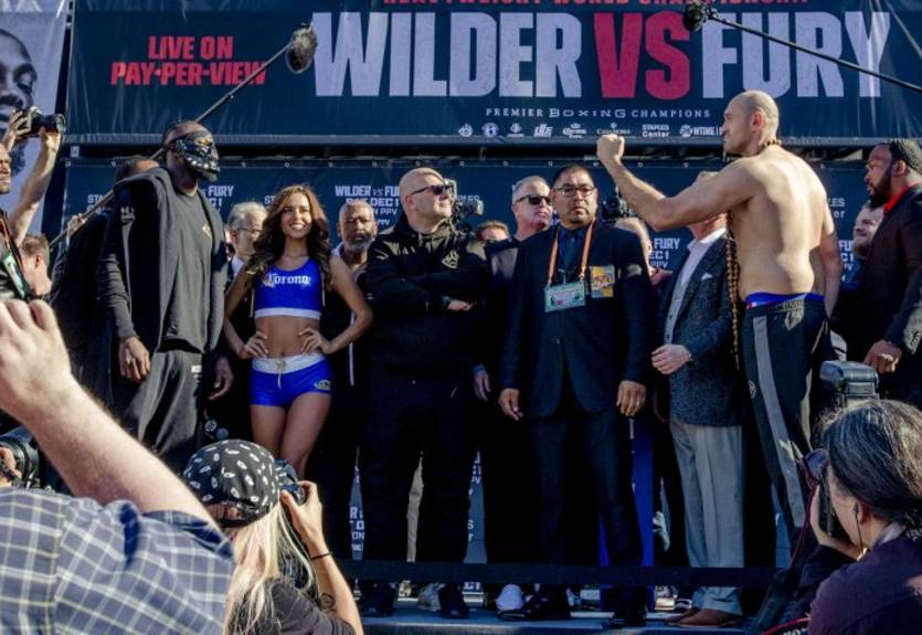 Видео битвы взглядов Фьюри и Уайлдера, на которой боксеров развели друг от друга Видео битвы взглядов Фьюри и Уайлдера, на которой боксеров развели друг от друга