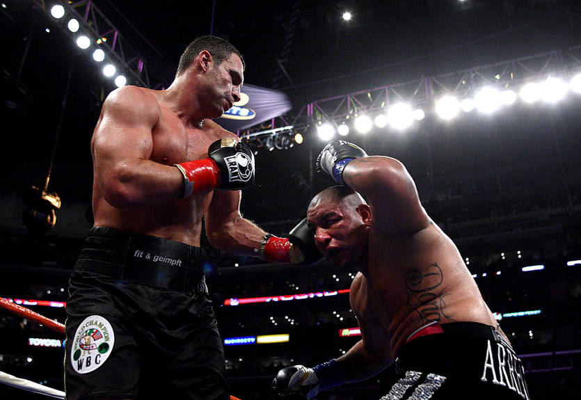 "Відчував, що залишаю своє тіло": Арреола пригадав, як б'є Кличко "Відчував, що залишаю своє тіло": Арреола пригадав, як б'є Кличко