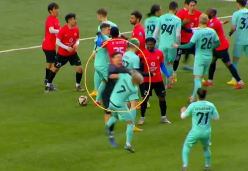 Привет от кыргызов: российских футболистов избили во время матча в Казахстане