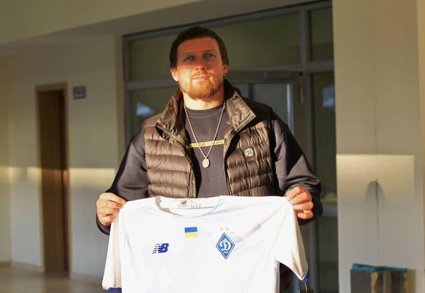 Із дитинства за Динамо: Усик відвідав матч киян та отримав у подарунок футболку