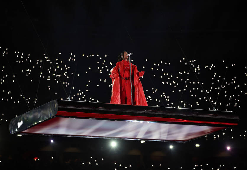 Ріанна була на висоті та знову вагітна: супер Halftime Show на Супербоул 2023