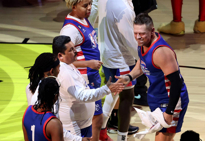 Секунда до дива: Іменитий рестлер відзначився неймовірним попаданням у матчі зірок шоубізу