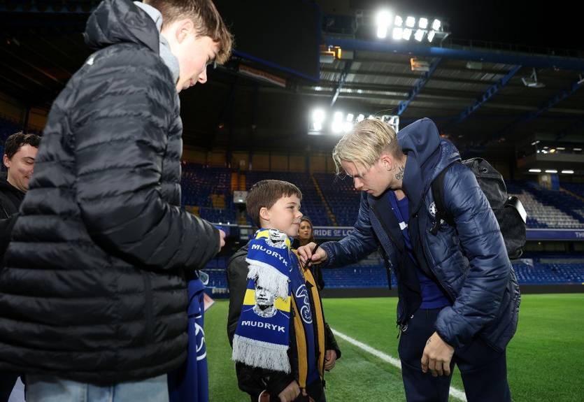 Незабываемый день рождения: Мудрик осчастливил юного украинского беженца совместным фото