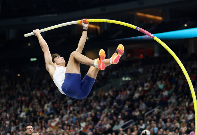 Дюплантис установил новый мировой рекорд в прыжках с шестом