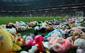 Фанаты Бешикташа забросали поле тысячами мягких игрушек