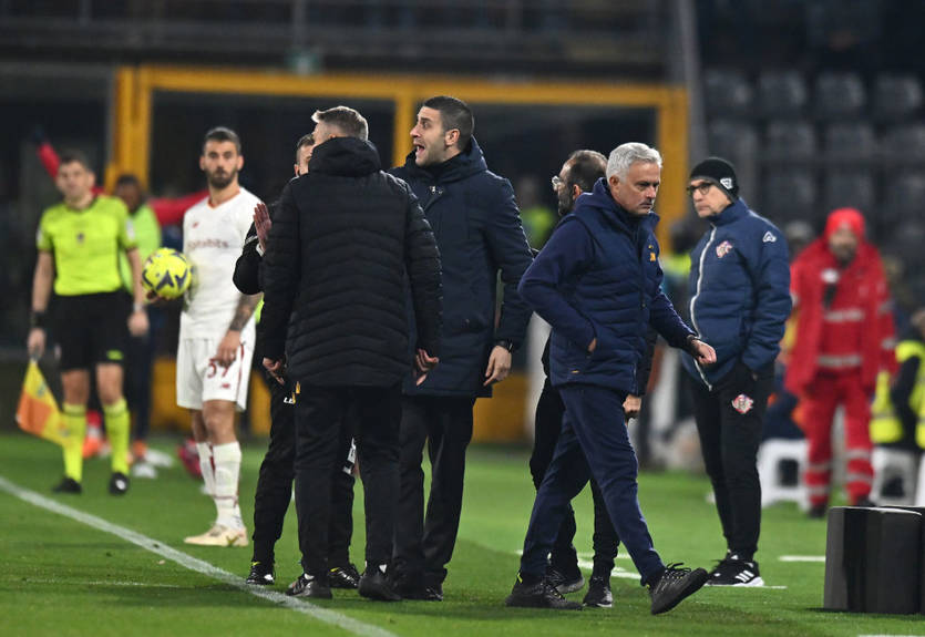 Моуринью раскритиковал судейство в матче с Кремонезе за неподобающее общение с ним Моуринью раскритиковал судейство в матче с Кремонезе за неподобающее общение с ним