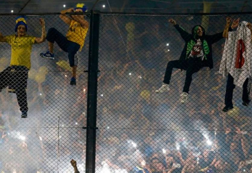 Тысячи фанатов Бока Хуниорс ярко проводили команду в Мадрид Тысячи фанатов Бока Хуниорс ярко проводили команду в Мадрид