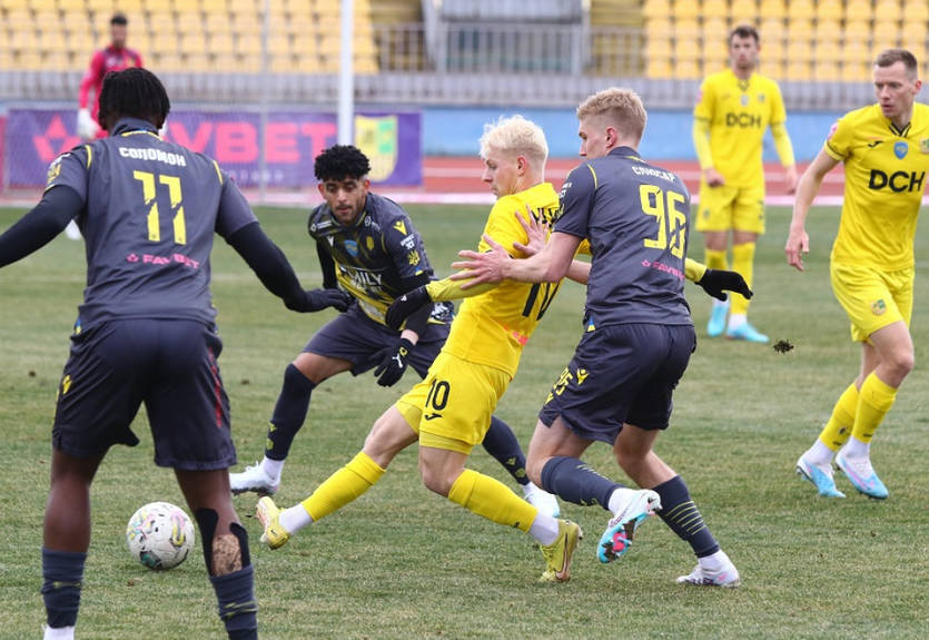 Гол з офсайду і не поставлений чистий пенальті: відео помилок арбітрів матчу Металіст - Рух