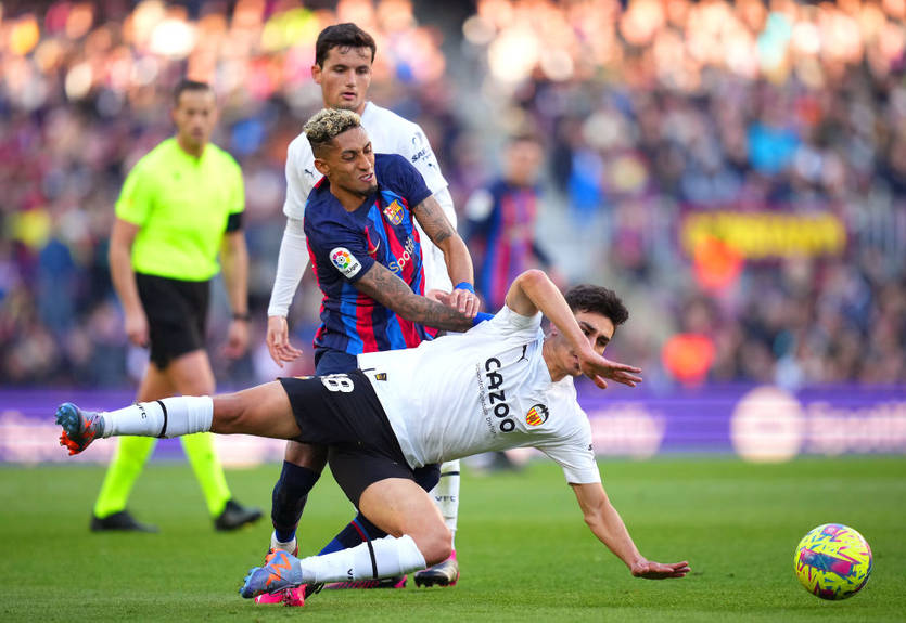Барселона в меньшинстве сумела удержать победу над Валенсией