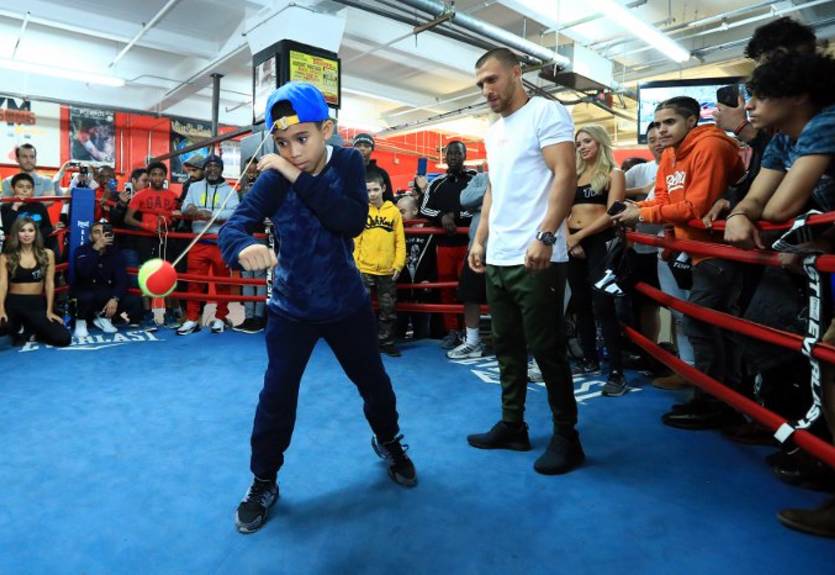 Ломаченко провел открытую тренировку перед боем с Педрасой