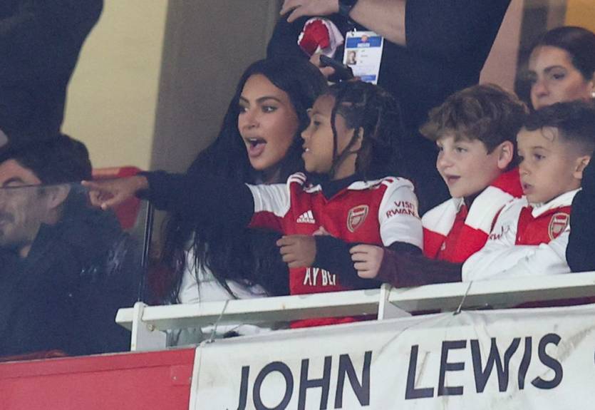 Лондон - красный: Ким Кардашьян удивила фанатов, придя на матч Арсенала в Лиге Европы