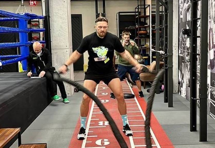 "Мир любит сильных": Усик показал свою подготовку к бою с Фьюри "Мир любит сильных": Усик показал свою подготовку к бою с Фьюри