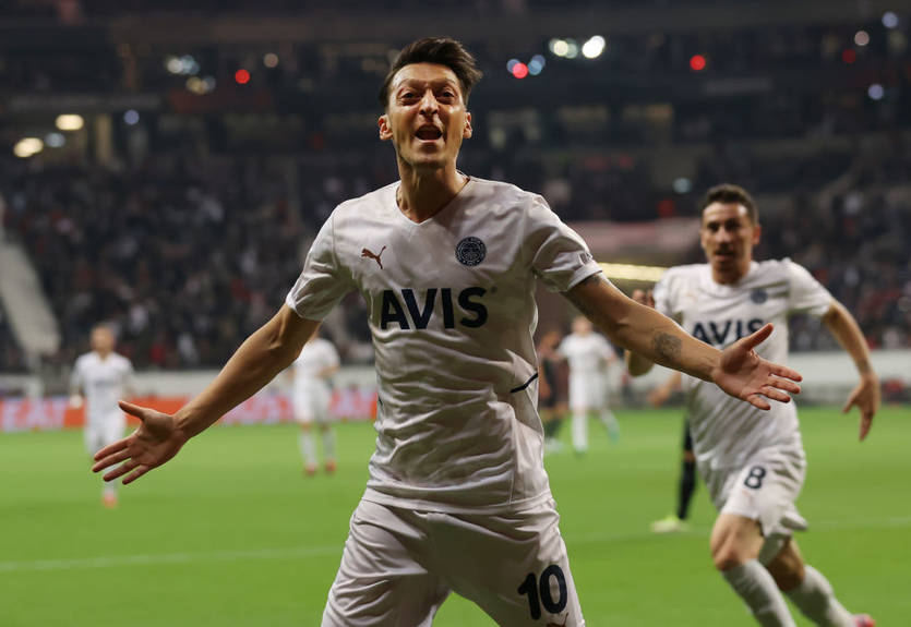 Месут Озил завершил карьеру