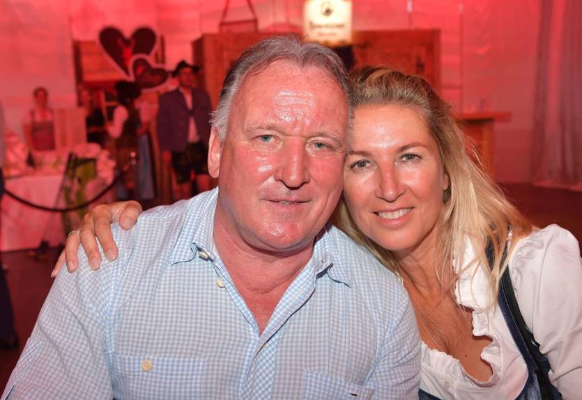 Незручна ситуація: Відеозвернення чемпіона світу до фаната перервала пікантна сцена з його дружиною