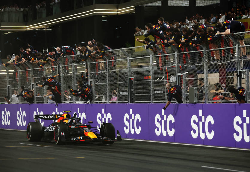 FIA запретила механикам залезать на пит-уолл