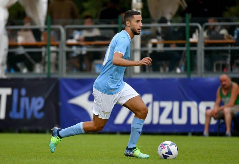 Марокканский футболист на машине в полете проломил стену спортзала, в котором занимались дети Марокканский футболист на машине в полете проломил стену спортзала, в котором занимались дети