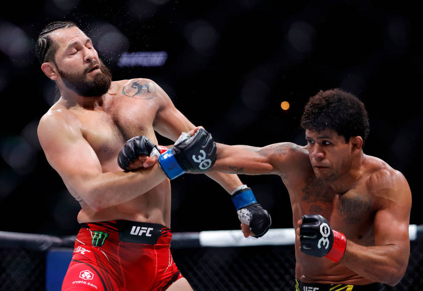 Масвідаль у своєму прощальному бою програв Бернсу одноголосним рішенням суддів