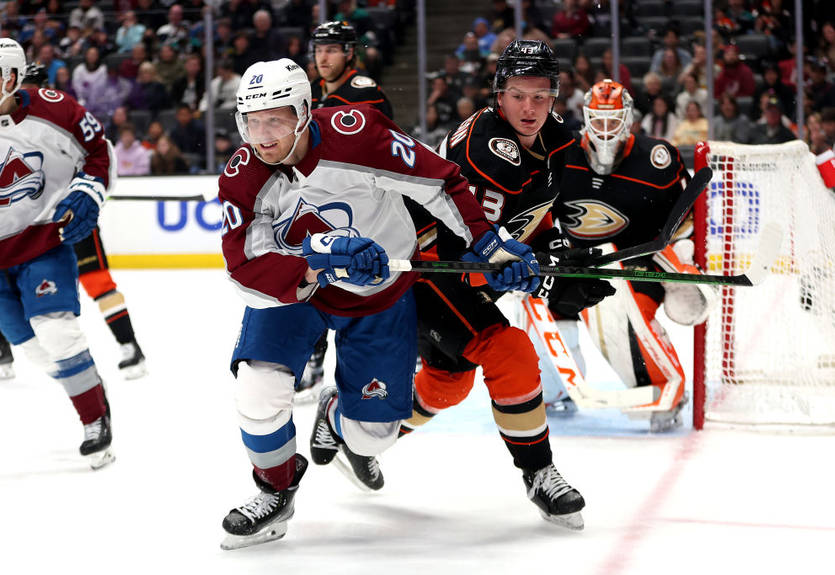 НХЛ: Филадельфия проиграла Бостону, Колорадо дожал Анахайм