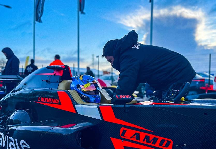 Украинец впервые выиграл этап легендарной Формулы Рено 2.0