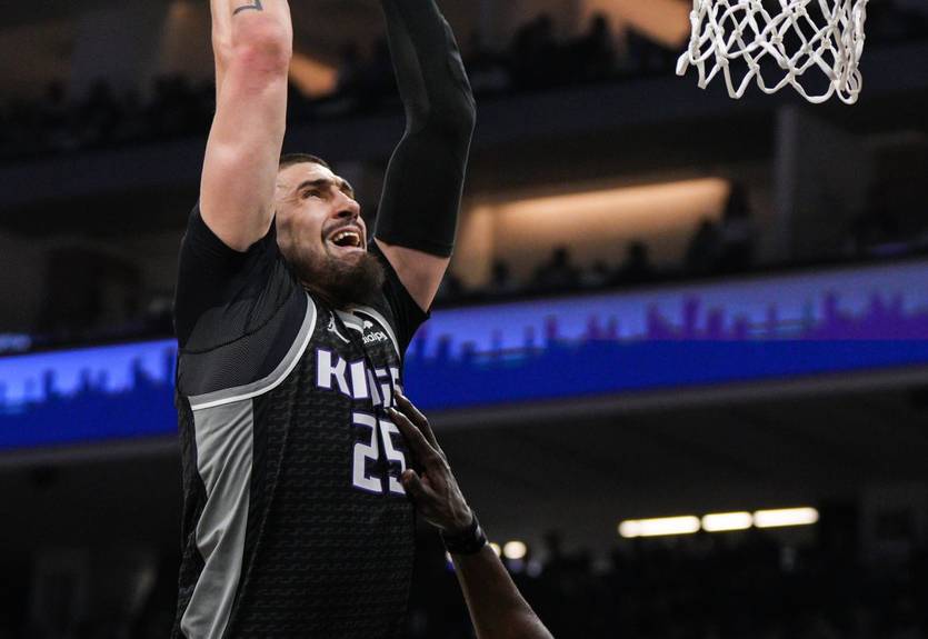 Алексей Лень выиграл второй матч плей-офф в карьере