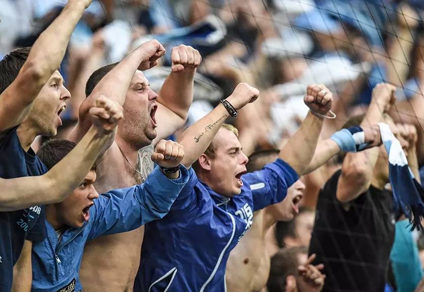 Фанаты во время матча чемпионата Франции показали необычный перфоманс, оголив ягодицы