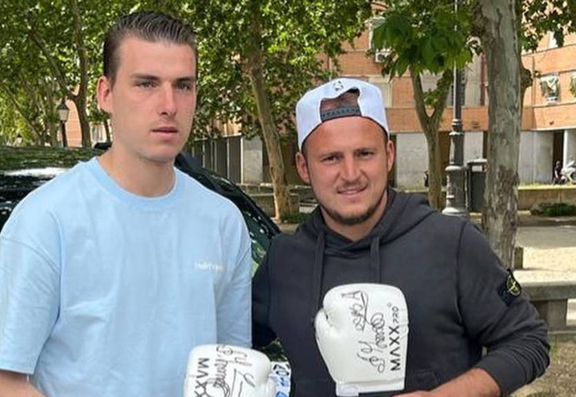 Лунін придбав рукавички Усика на благодійному аукціоні екс-гравця збірної України Лунін придбав рукавички Усика на благодійному аукціоні екс-гравця збірної України