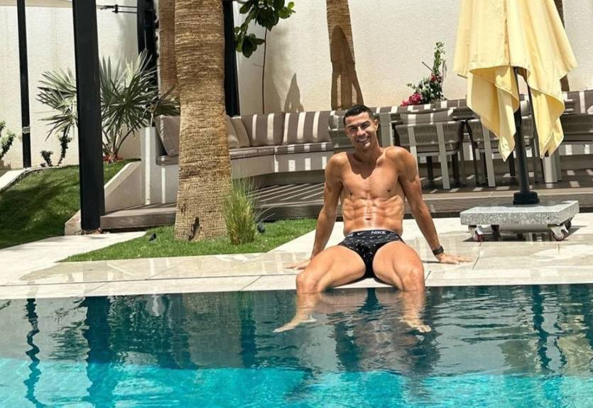 Роналду поделился милыми фото семейного отдыха в Саудовской Аравии Роналду поделился милыми фото семейного отдыха в Саудовской Аравии