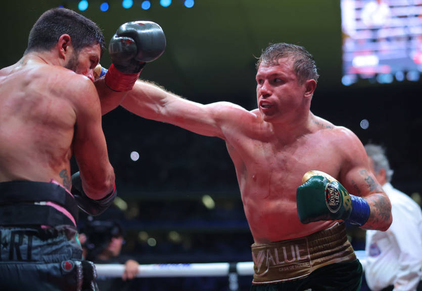 Альварес единогласным решением судей уверенно одолел Райдера