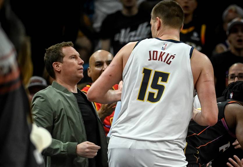 Йокіч відштовхнув ліктем власника Фінікса, який не віддавав йому м'яча Йокіч відштовхнув ліктем власника Фінікса, який не віддавав йому м'яча