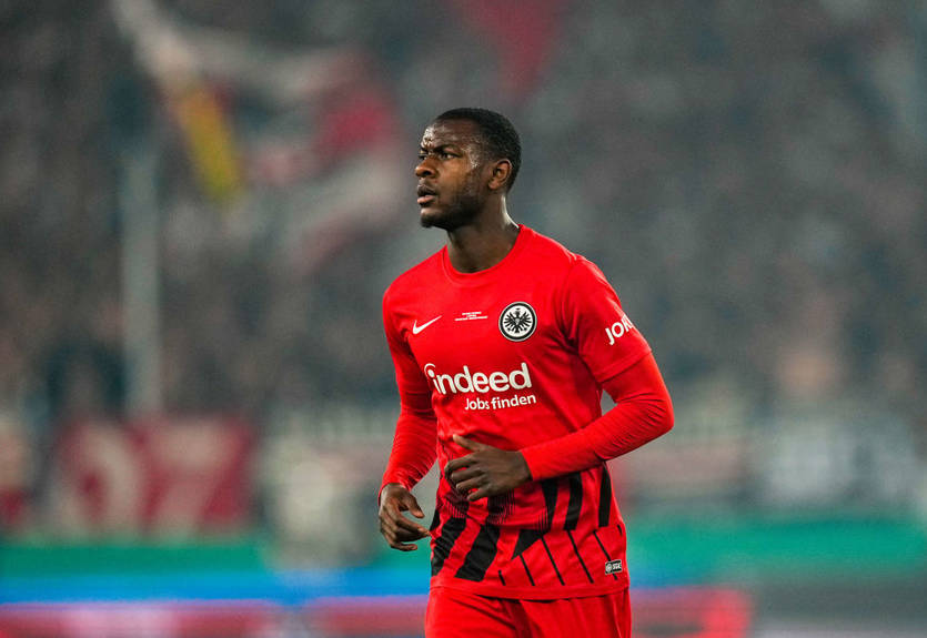 Рома может перехватить у Барселоны защитника Айнтрахта