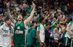 Финал четырех Евролиги: Панатинаикос разбил Реал в финале на глазах у Янниса Адетокумбо