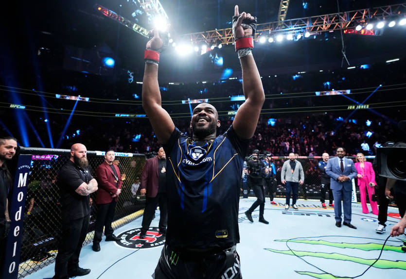 Джонс потроллил в соцсетях Нганну за отказ от боя с ним