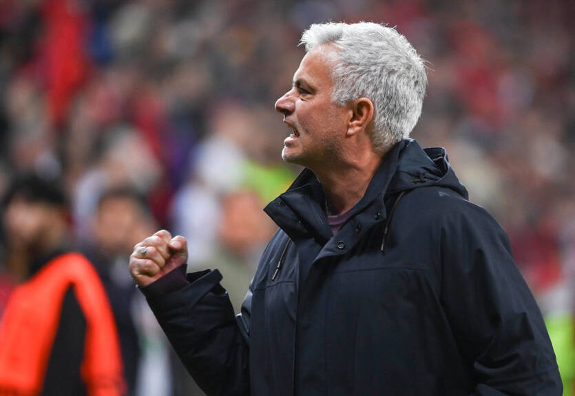 Класика від Моуріньо: Рома вийшла у фінал Ліги Європи, вистоявши у матчі з Байєром Класика від Моуріньо: Рома вийшла у фінал Ліги Європи, вистоявши у матчі з Байєром