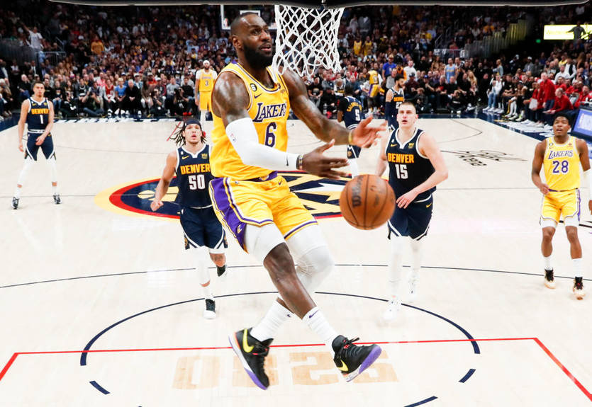 ЛеБрон у простій ситуації матчу з Денвером не зміг забити данк ЛеБрон у простій ситуації матчу з Денвером не зміг забити данк