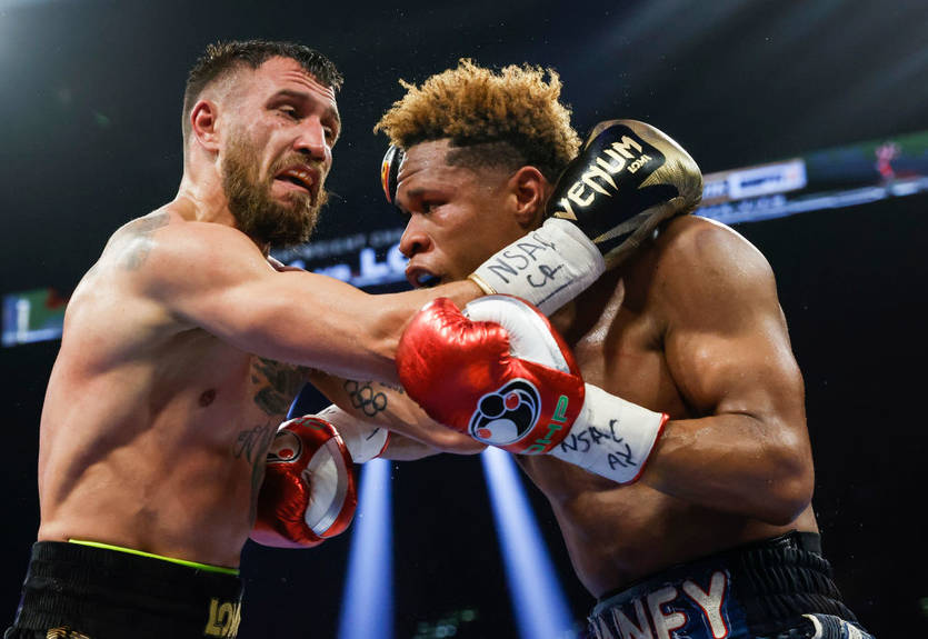"Ты легко выиграл": Арум извинился перед Ломаченко за результат боя с Хэйни
