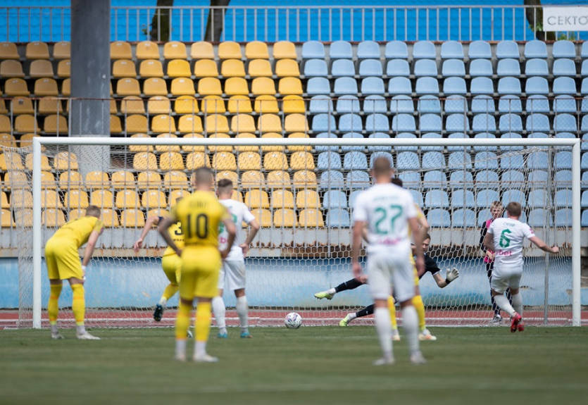 Арбітр матчу Дніпро-1 - Ворскла поставив неоднозначний пенальті за підкат Адамюка