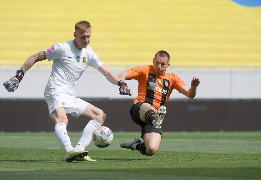 Удушающий Пеглоу и разбитое лице Ракицкого: видео массовой драки в концовке матча Шахтер - Днепр-1 Удушающий Пеглоу и разбитое лице Ракицкого: видео массовой драки в концовке матча Шахтер - Днепр-1