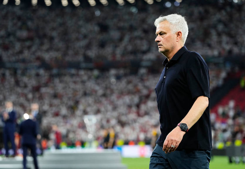 Чемпионский поступок: Моуринью отдал серебряную медаль Лиги Европы фанату