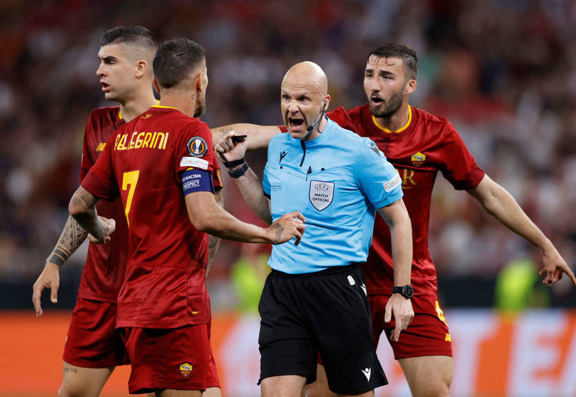 Фанаты Ромы атаковали главного арбитра финала Лиги Европы