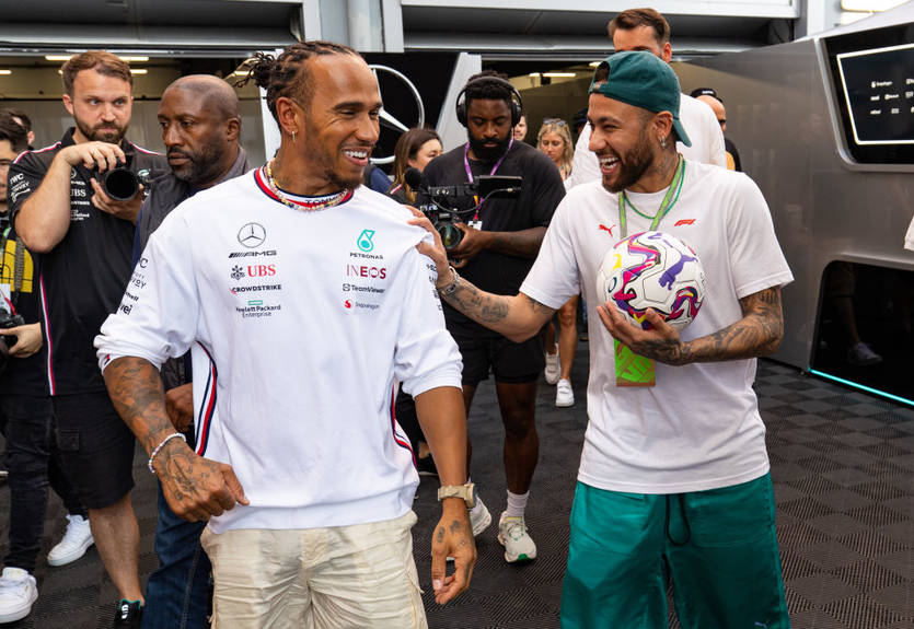 Зіркові кадри та драматичний челендж: Неймар відвідав шоу Формули-1 Зіркові кадри та драматичний челендж: Неймар відвідав шоу Формули-1