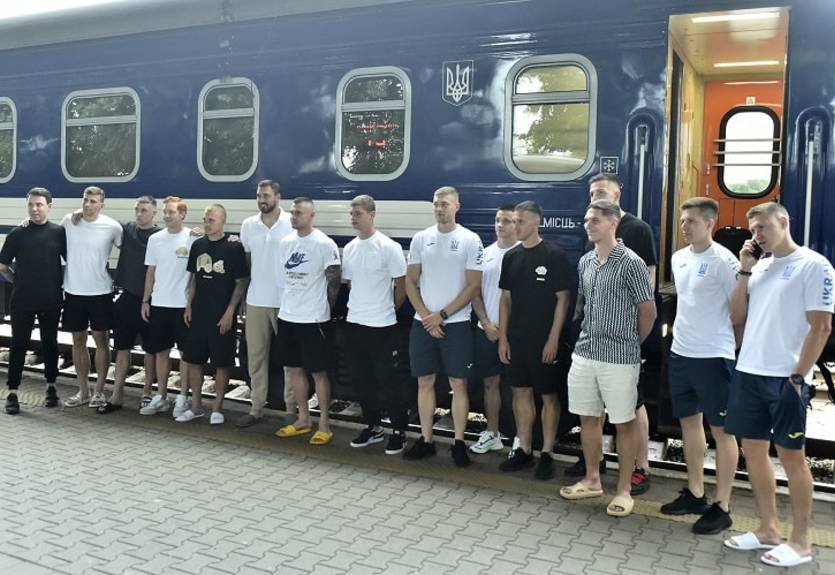 Добиралися цілу добу: збірна України прибула до Німеччини