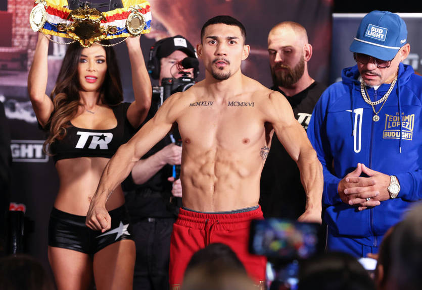 Теофімо Лопес роздягнувся на церемонії зважування перед боєм із Тейлором Теофімо Лопес роздягнувся на церемонії зважування перед боєм із Тейлором